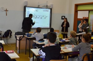 Il prof. Spitoni mostra un esempio di uso della LIM in classe 